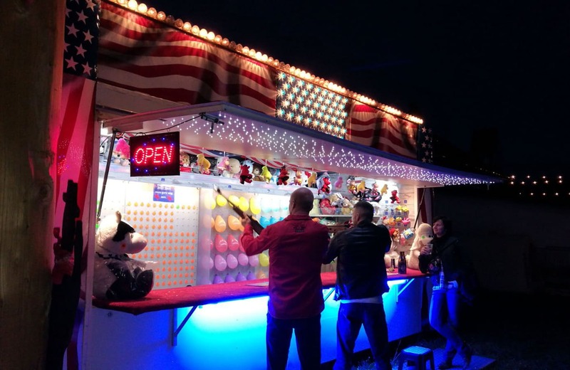 USA Schiesswagen mit Schützen bei Nacht